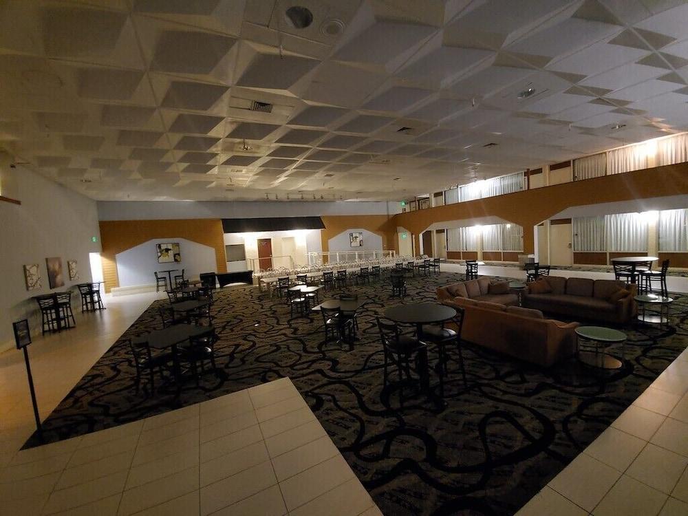 C3 Hotel And Convention Center ヘイスティングズ エクステリア 写真